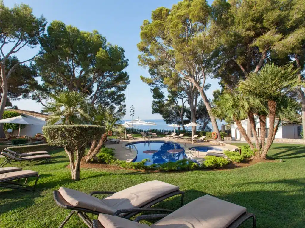 hotel bendinat garten mit liegen und blick auf das meer
