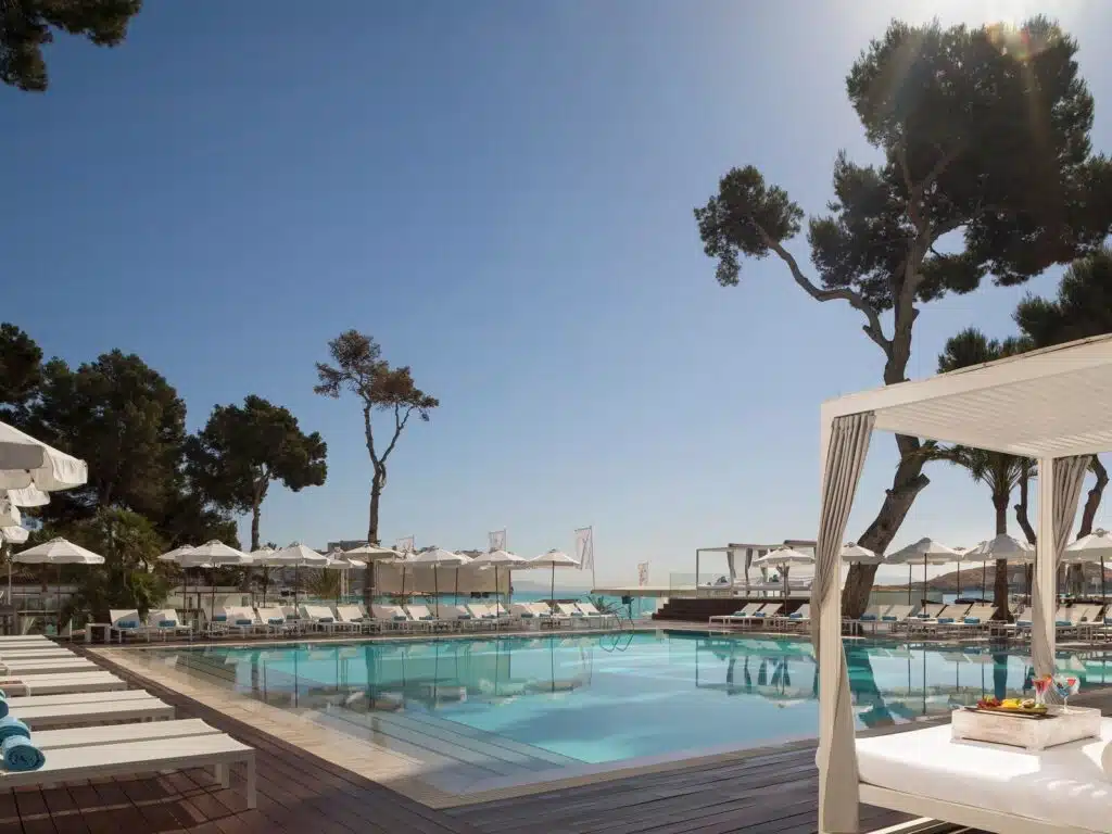 melia south beach pool mit liegen und cabana